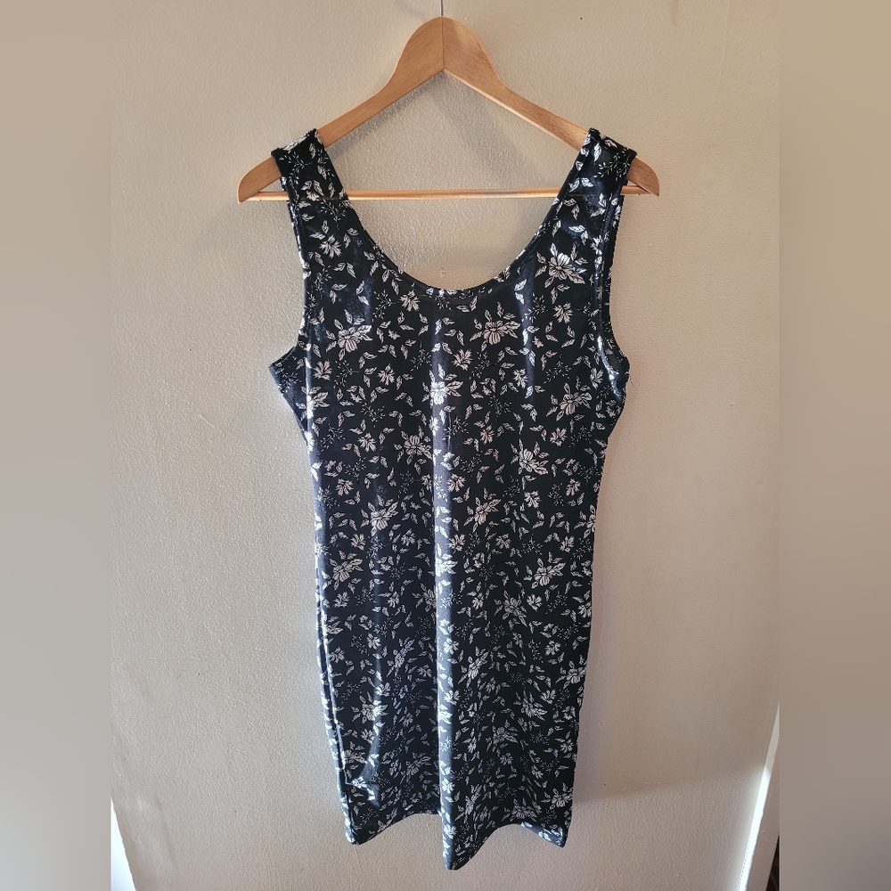 NWT Fashion Essentials by basic elements sleeveless dress. Size large.